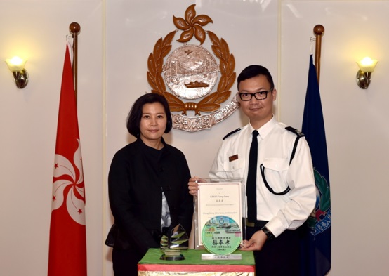 The Deputy Executive Director of the Hong Kong Tourism Board, Ms Becky Ip (left), presents awards and souvenirs to the most courteous Immigration control officer, Mr Choi Fung-hau, today (April 13).