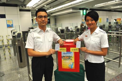 入境管制人员欢迎访港旅客。