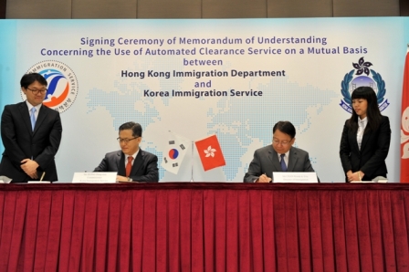 The Director of Immigration, Mr Chan Kwok-ki (second right), and the Commissioner of Korea Immigration Service, Mr Jeong Dong-min, today (July 30) signed the Memorandum of Understanding concerning the use of automated clearance service on a mutual basis.
