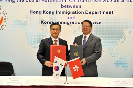 Mr Chan (right) and Mr Jeong exchanged the signed text of the Memorandum of Understanding concerning the use of automated clearance service on a mutual basis.