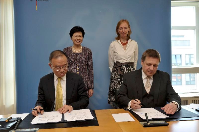 The Chief Secretary for Administration, Mrs Carrie Lam (left, back row), witnesses the signing of the Memorandum of Understanding concerning the use of automated clearance service on a mutual basis between Hong Kong and Germany by the Deputy Director of Immigration, Mr Erick Tsang (left, front row), and the Head of Division B5 of the German Federal Ministry of the Interior, Mr Andreas Reisen (right, front row), at a signing ceremony in Berlin, Germany today (May 20, Berlin time). Standing next to Mrs Lam is the State Secretary of the German Federal Ministry of the Interior, Dr Emily Haber (right, back row).