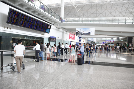 二零一一年，机场出入境旅客达3 550万人次。