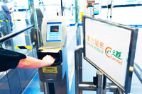 已登记的澳门永久性居民可使用设于港澳客轮码头及中国客运码头的e-道。