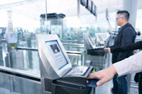 持旅游通行证的经常访港旅客成功登记后，可在香港国际机场使用自助出入境检查服务。