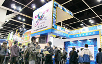 入境處職員在「教育及職業博覽2011」向市民介紹本處的工作。