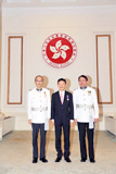 六名获授勋人员于二零一一年授勋典礼上与入境事务处处长陈国基先生I.D.S.M.合照。