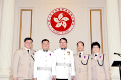 六名獲授勳人員於二零一一年授勳典禮上與入境事務處處長陳國基先生I.D.S.M.合照。