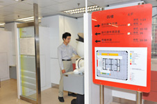 When the application for HKSAR passport is successfully submitted through the self-service kiosk, the applicant can immediately get a collection notice from the kiosk.