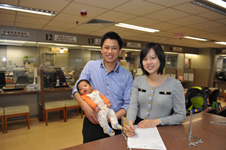 一對父母為他們的新生嬰兒辦理出生登記。
