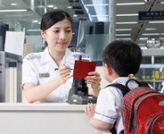 管制站人員使用便攜式出入境檢查裝置為已登記的跨境學童進行出入境檢查。 