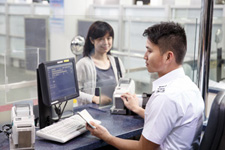 访港旅客出入境免盖章安排简化办理过关手续的程序。 