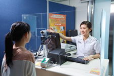 本處職員正為合資格的旅客登記使用e-道服務。