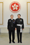 获授勋人员于二零一二年授勋典礼上与入境事务处处长陈国基先生I.D.S.M.合照。