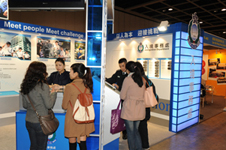 本處職員在「教育及職業博覽」向市民介紹本處的工作。
