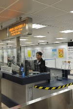 管制站設有專用櫃枱方便長者及殘疾人士辦理出入境檢查手續。