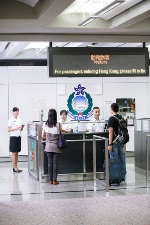 本处致力为旅客提供快捷的出入境检查服务。