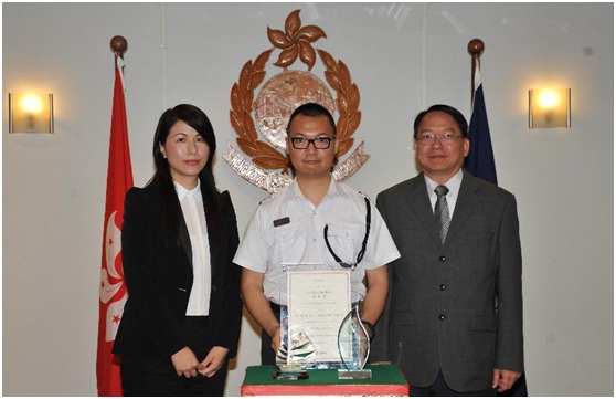 The General Manager of Corporate Affairs of the Hong Kong Tourism Board, Ms Cynthia Leung (left), and Director of Immigration, Mr Chan Kwok-ki (right), present awards and souvenirs to the most courteous Immigration control officer, Mr Choi Fung-hau, today (April 28).