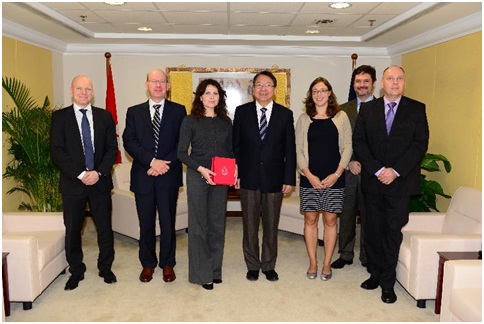 The Director of Immigration, Mr Chan Kwok-ki (centre), meets the visiting Frontex delegation at Immigration Headquarters.