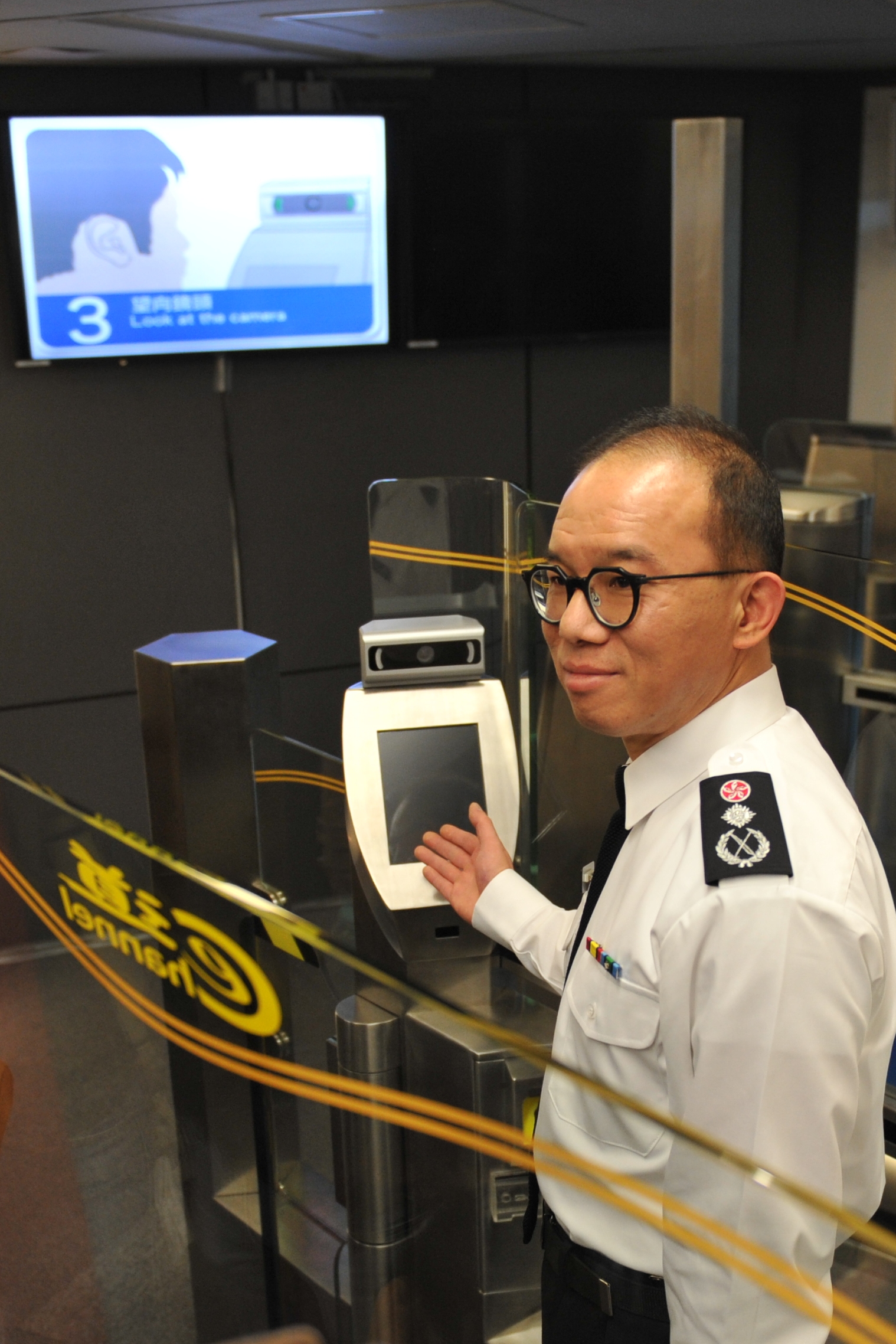 The Director of Immigration, Mr Tsang Kwok-wai, chairs the press conference of the Immigration Department's year-end review of 2016 today (January 26). Photo shows Mr Tsang introducing the Self-Service Departure for Visitors.