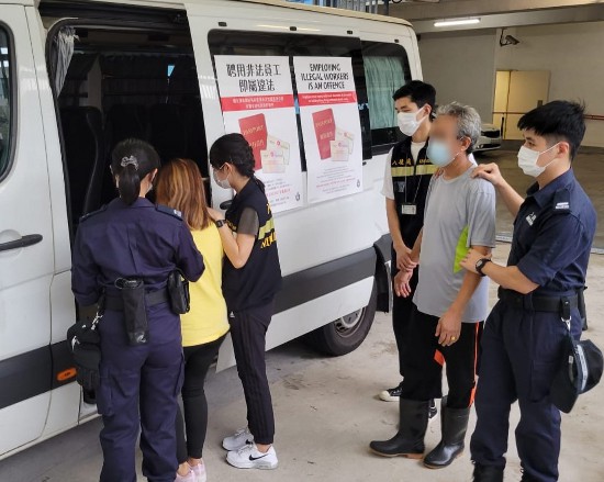 圖示懷疑非法勞工在行動中被捕。