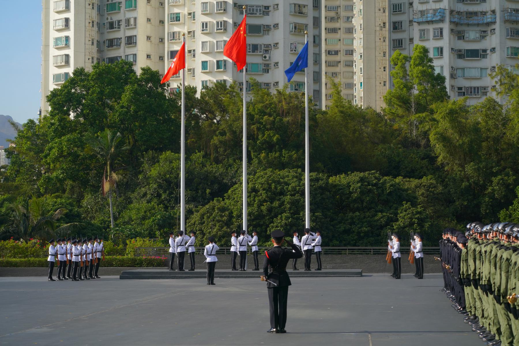 护旗方队今日（十二月二日）在入境事务处学员结业会操中进行中式升旗礼。