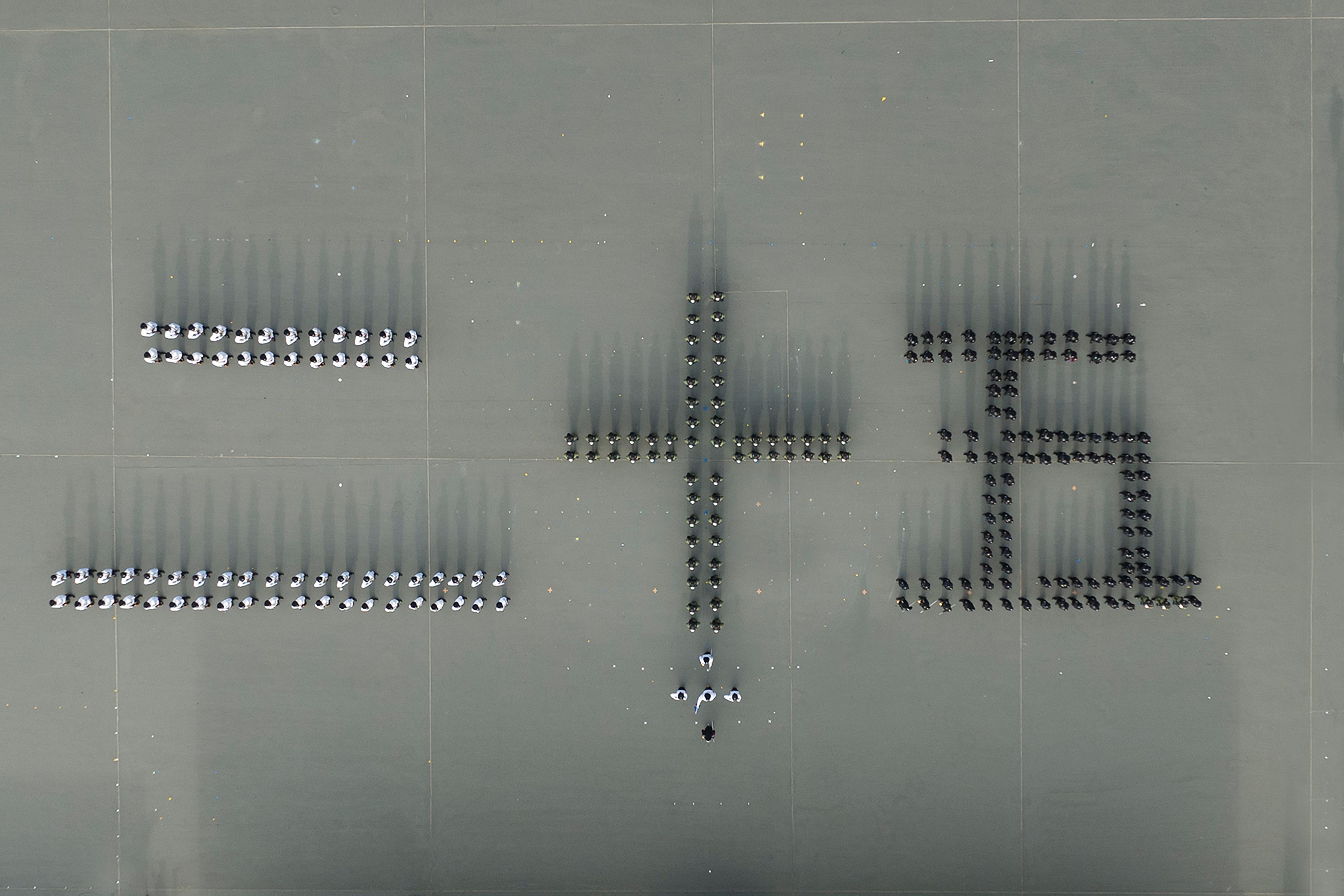 图示会操队伍以中式步操排列出中国数字「二十五」，以庆祝香港特别行政区成立二十五周年。