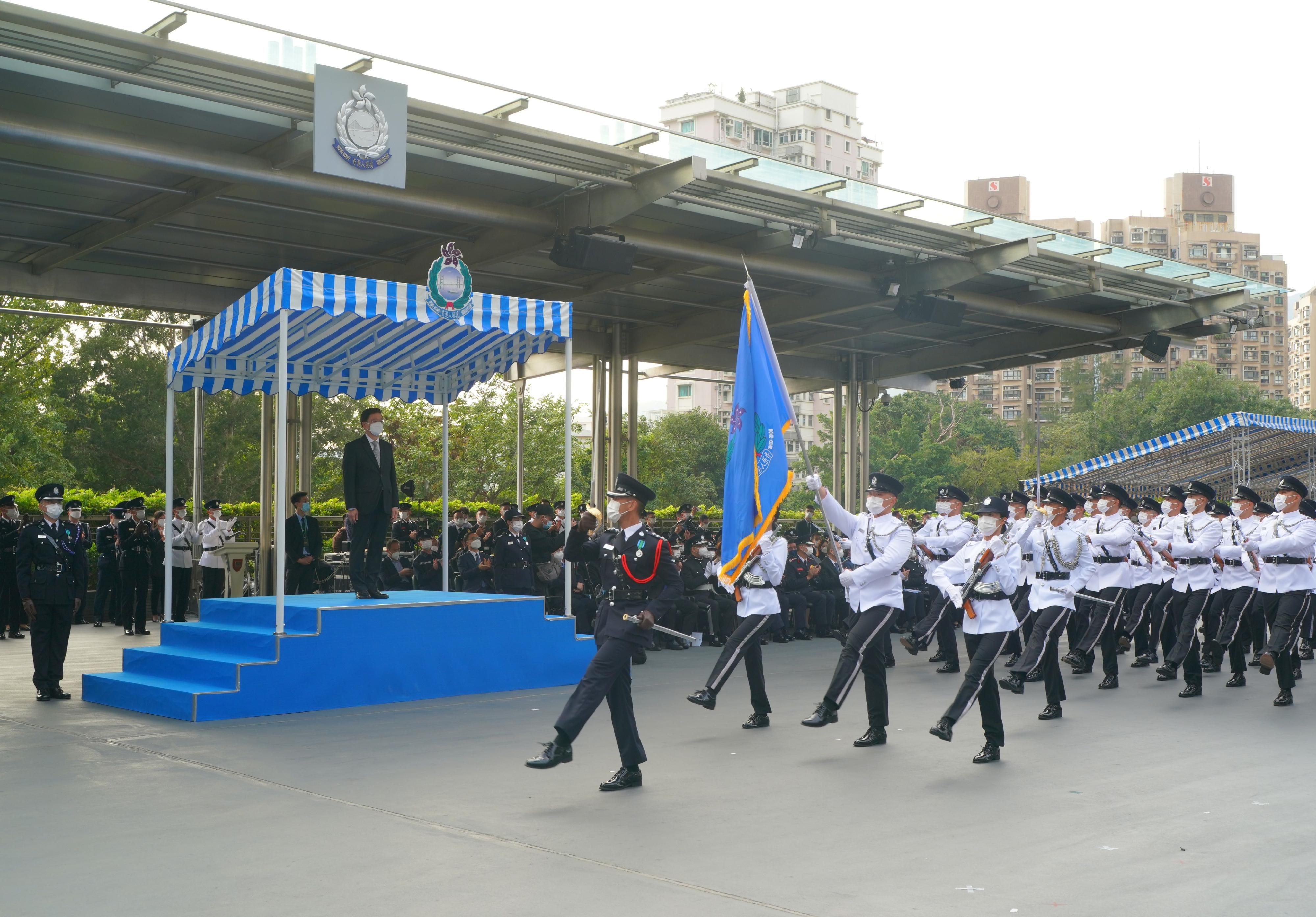 图示结业学员组成大型方队，以整齐的中式步操「正步」经过检阅台。