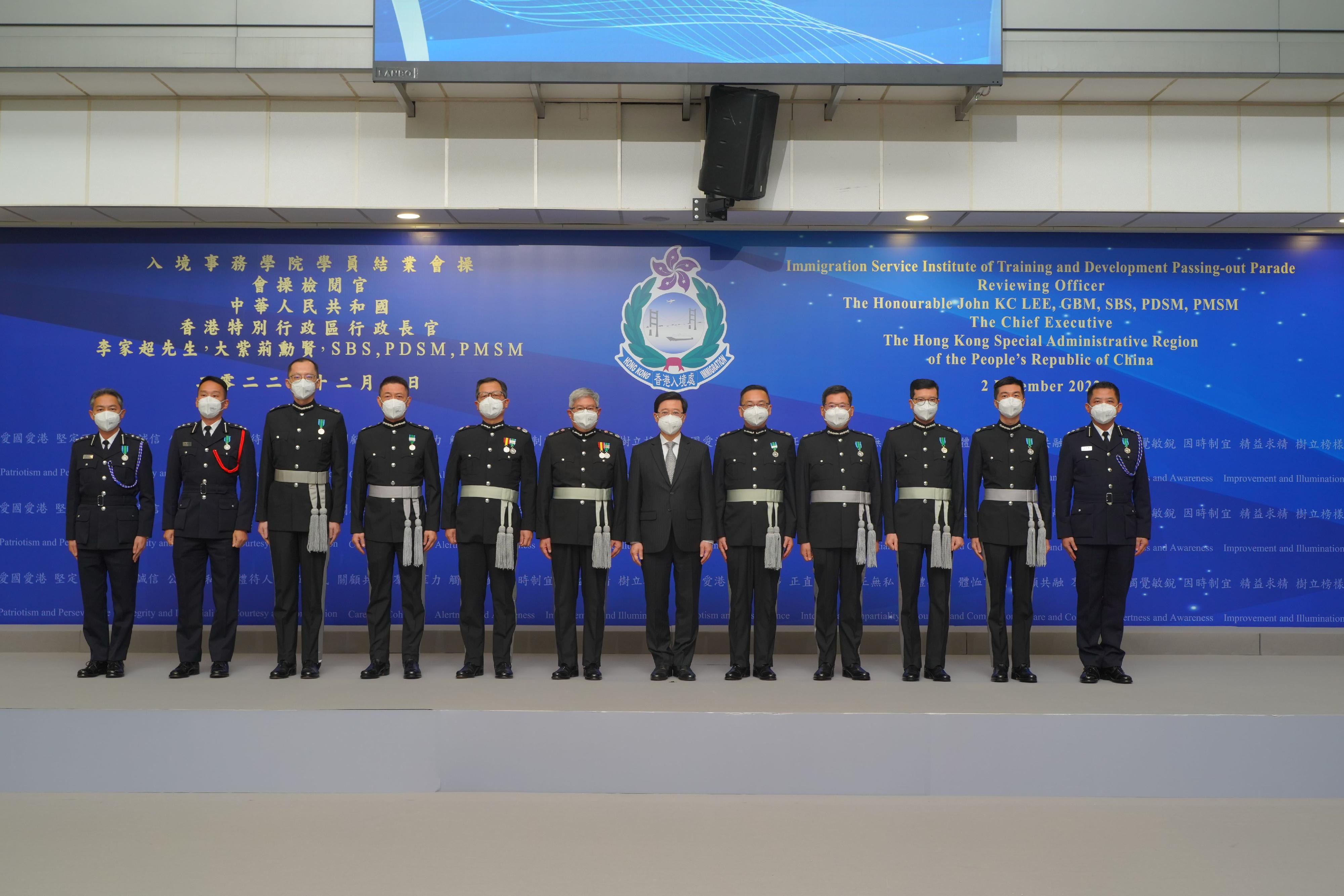 Photo shows the Chief Executive, Mr John Lee (sixth right), taking a photo with directorate officers of the Immigration Department after the parade.