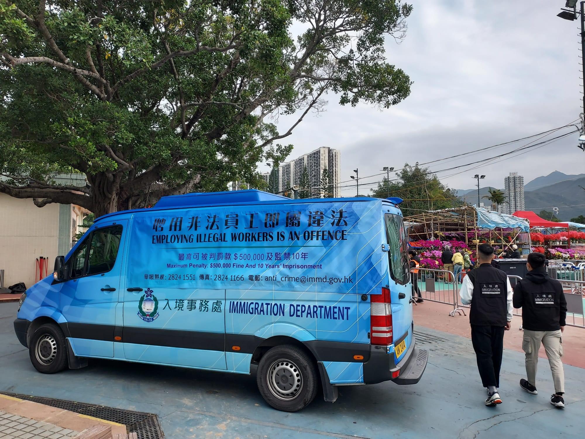 Photo shows the department's promotional vehicle broadcasting the message of “Employing Illegal Workers Is an Offence”.