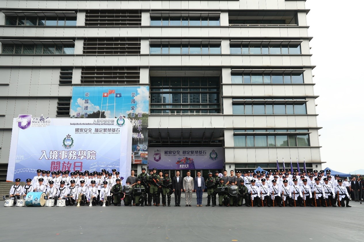 Photo shows the Deputy Secretary for Justice, Mr Cheung Kwok-kwan (front row, centre), accompanied by directorate officers of the Immigration Department, having a group photo with members of the Immigration Service participating in the event.