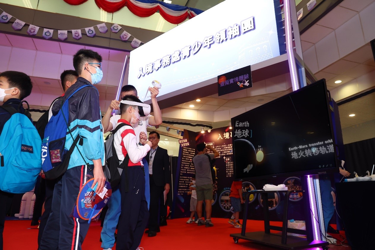 Photo shows the members of the Immigration Department Youth Leaders Corps were assisting members of the public to experience virtual reality in the major field of 