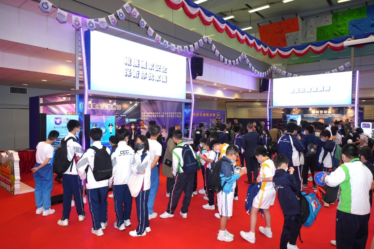 Photo shows members of the public visited an exhibition booth.