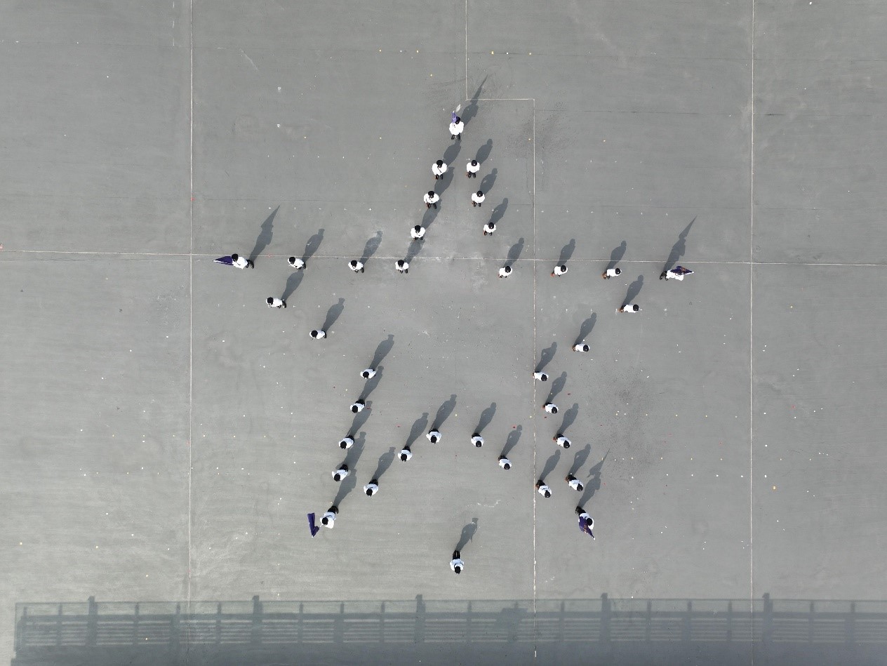 图示入境事务处仪仗队排列成一颗五角星，象征「总体国家安全观」的五大要素。