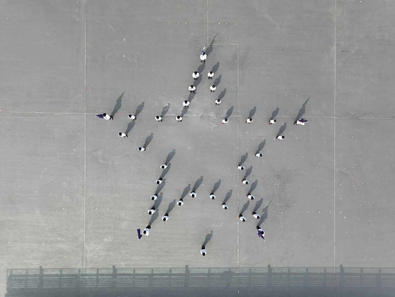 To support the National Security Education Day, the Immigration Service Institute of Training and Development held an open day today (April 15). The Departmental Contingent lined up to form a five-pointed star symbolising the five essential elements of the Holistic View of National Security.