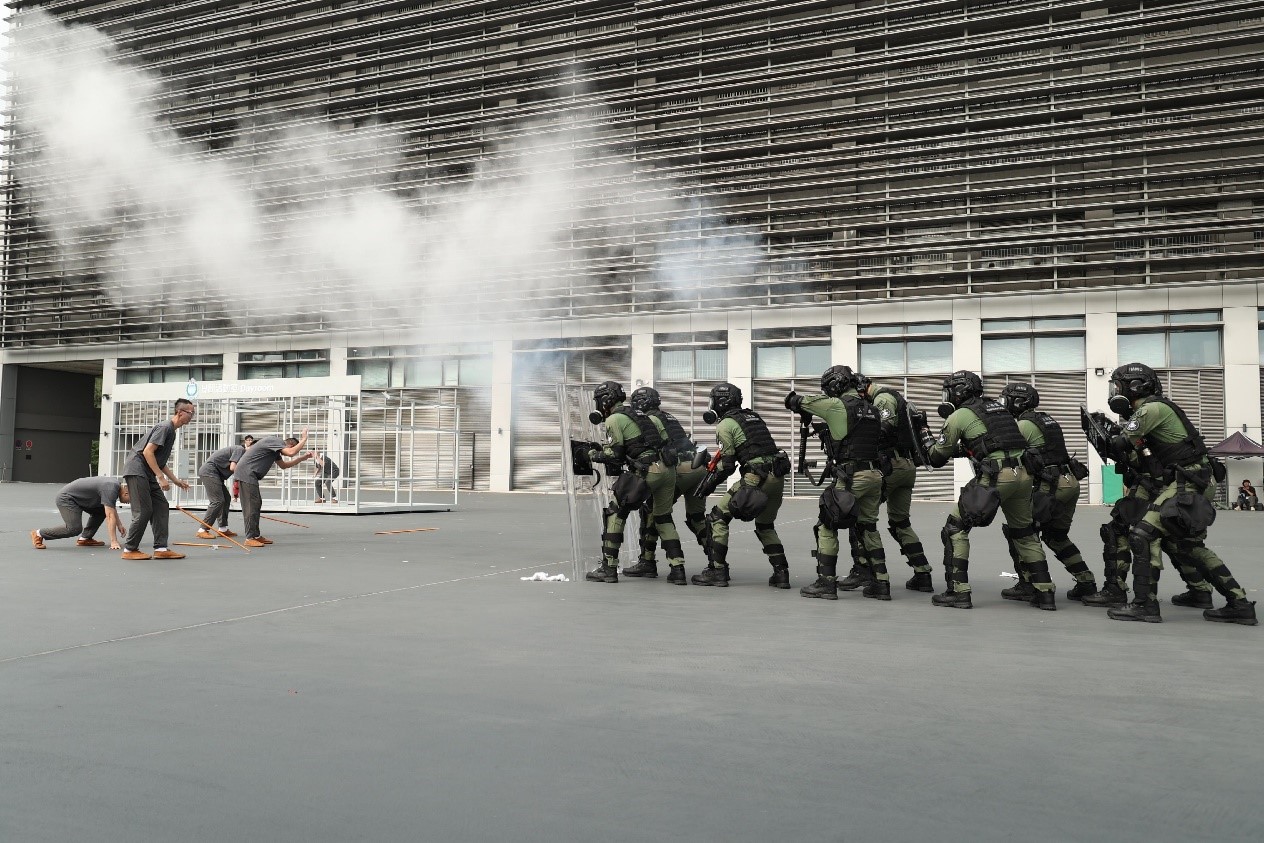 The Emergency Response Team of the Castle Peak Bay Immigration Centre conducted a firearms and tactical demonstration during an open day for the National Security Education Day today (April 15).