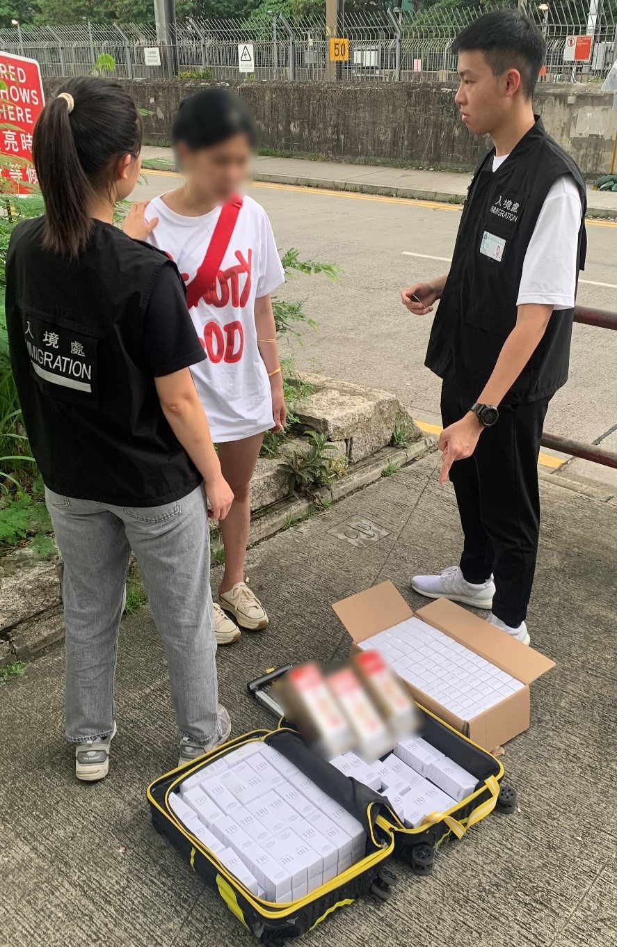 圖示懷疑非法從事水貨活動的內地旅客及用作水貨用途的貨物。