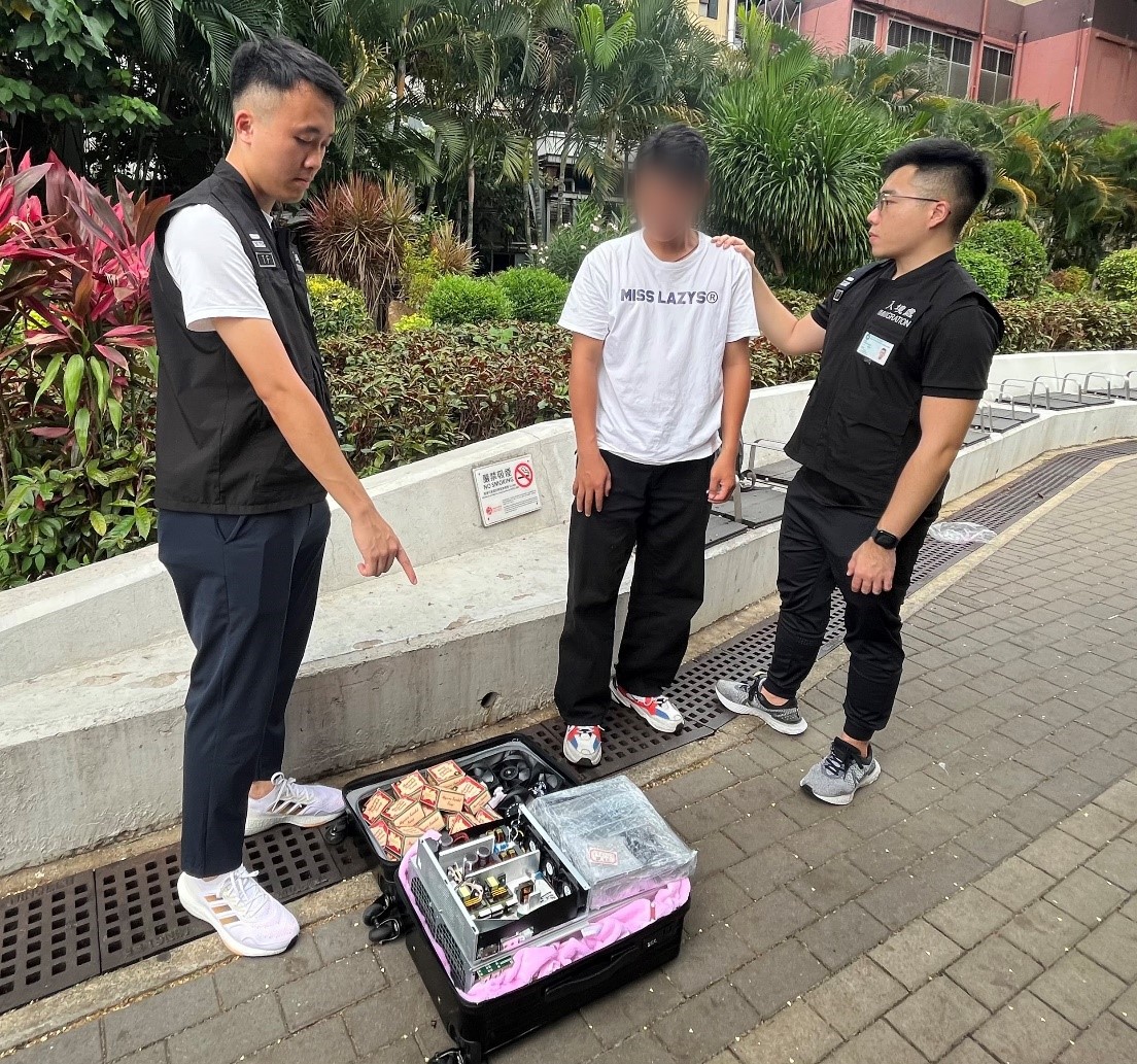Photo shows a Mainland visitor involved in suspected illegal parallel trading activities and his goods for parallel trading purpose.