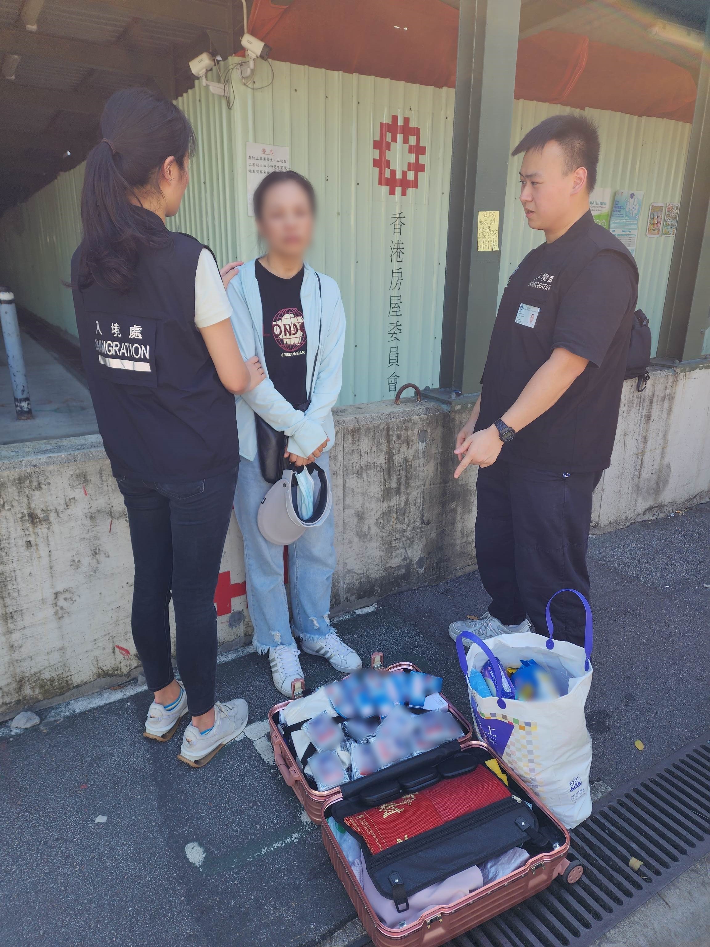 图示怀疑非法从事水货活动的内地旅客及用作水货用途的货物。