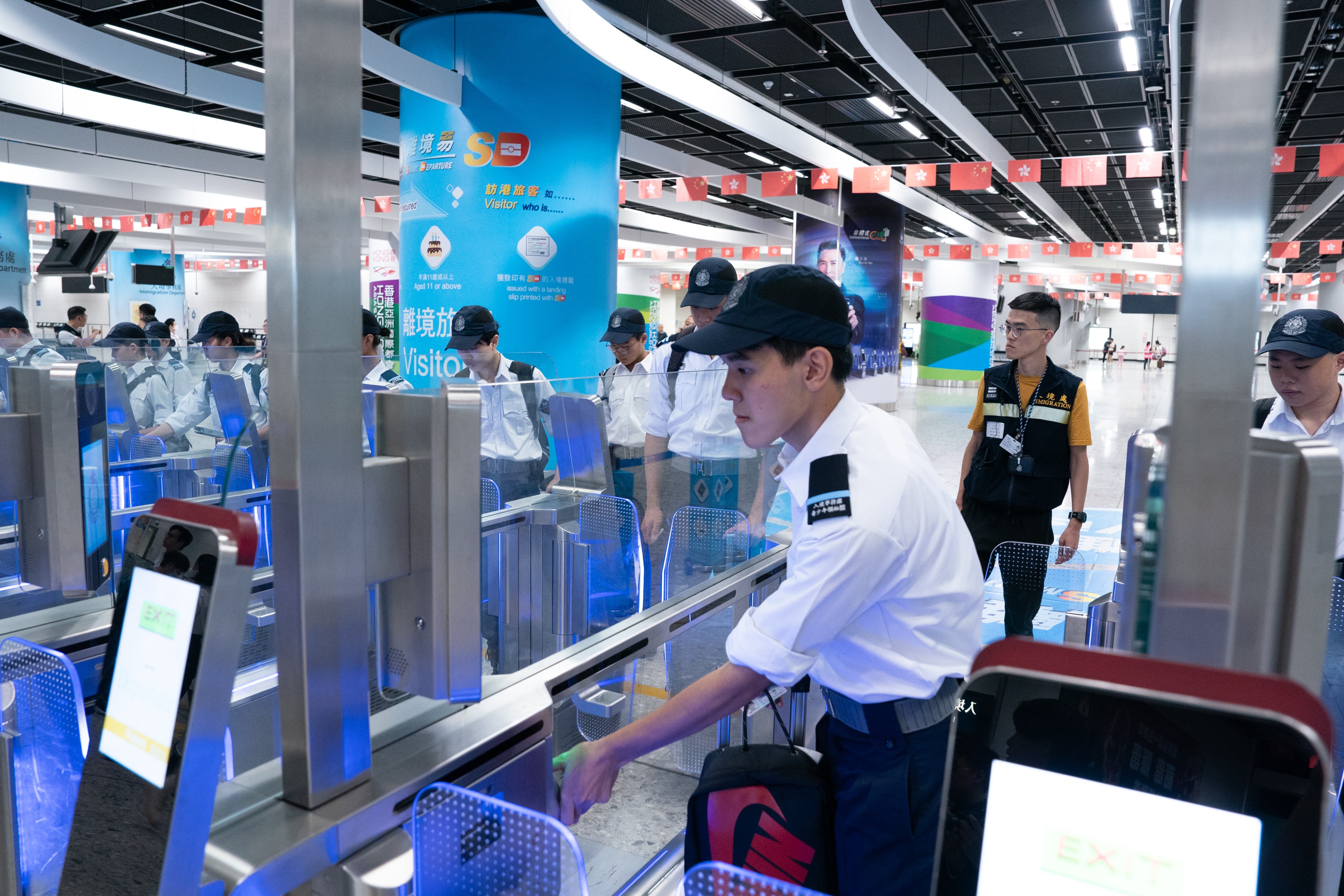 圖示隊員在高鐵西九龍管制站使用e-道自助辦理出入境手續。
