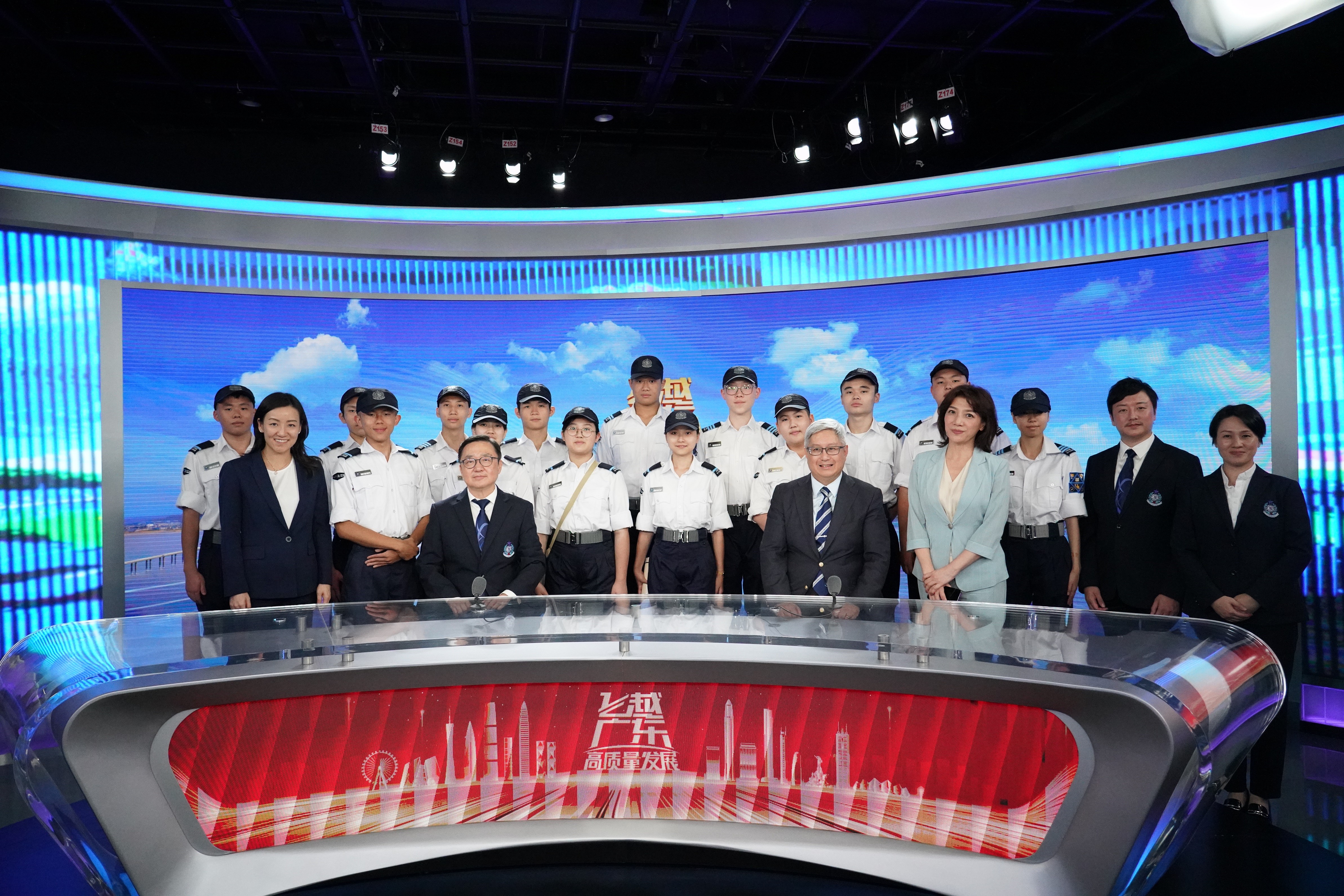 图示入境事务处处长区嘉宏（前排右二）及领袖团总监郑锦钟博士（前排左一）带领队员于七月二十四日参观广东电视中心的播控中心。