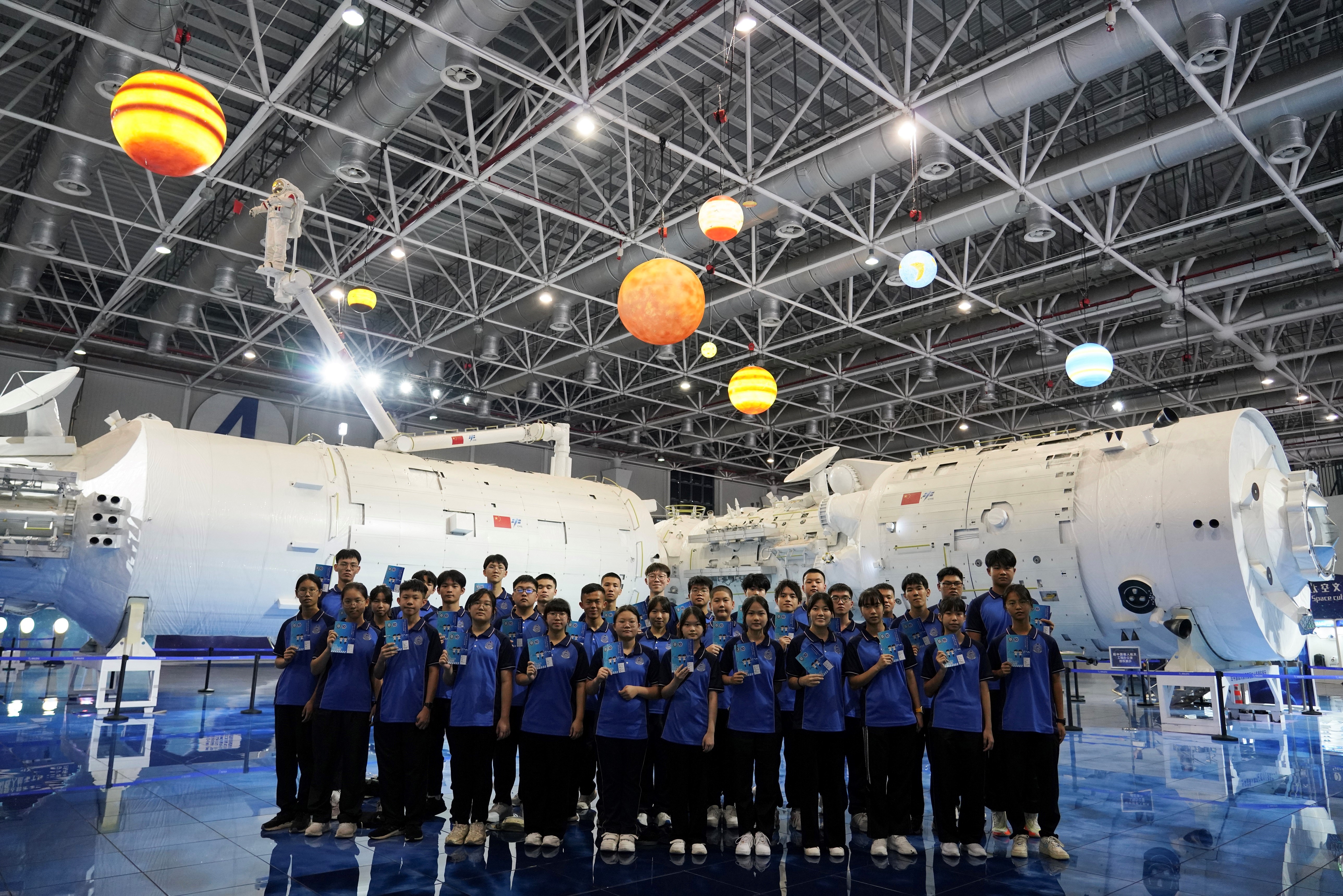 入境事务处青少年领袖团队员于七月二十六日在珠海太空中心，参观「天宫」空间站展示舱。