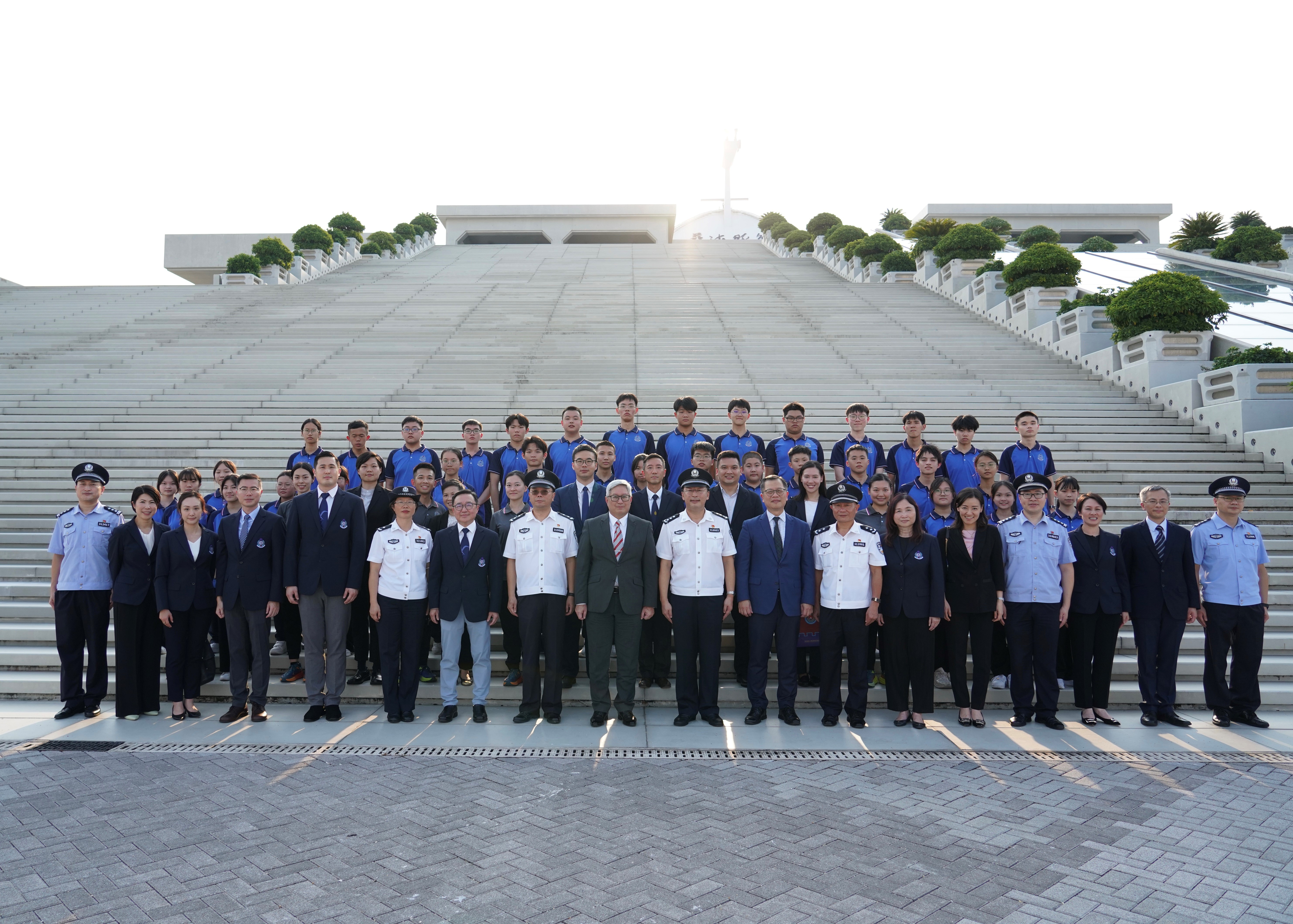 Photo shows the Director of Immigration, Mr Au Ka-wang (front row, ninth left), the Deputy Director of Immigration (Enforcement, Systems and Management), Mr Tai Chi-yuen, (front row, eighth right), the Commissioner of the IDYL, Dr Cheng Kam-chung (front row, seventh left) and two Deputy Commissioners of the IDYL leading members of the IDYL to visit the Exhibition Hall on the Eastern Artificial Island of the Hong Kong-Zhuhai-Macau Bridge on July 26.