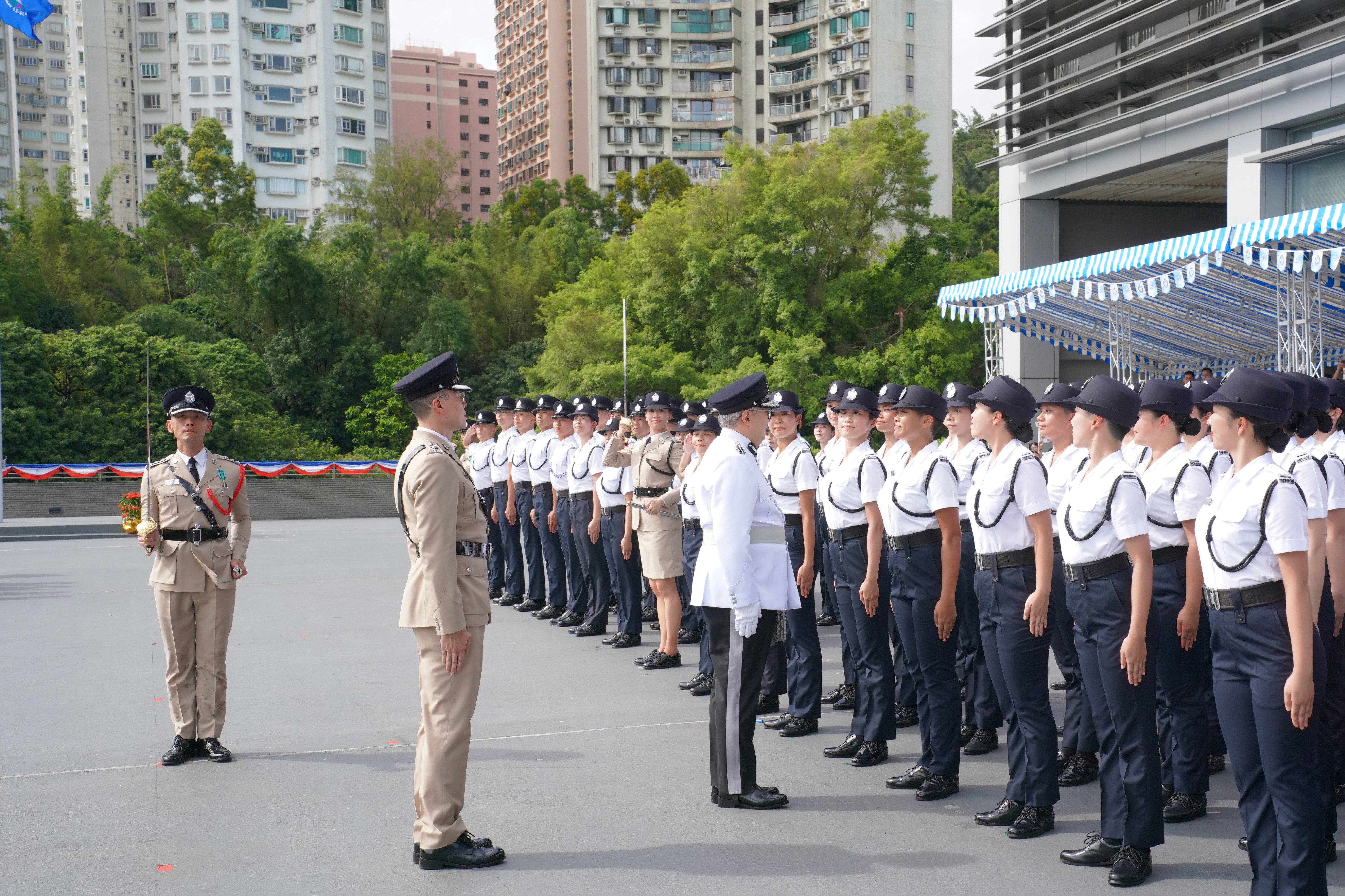 入境事務處處長區嘉宏今日（九月十三日）在入境事務學院學員結業會操檢閱結業學員。