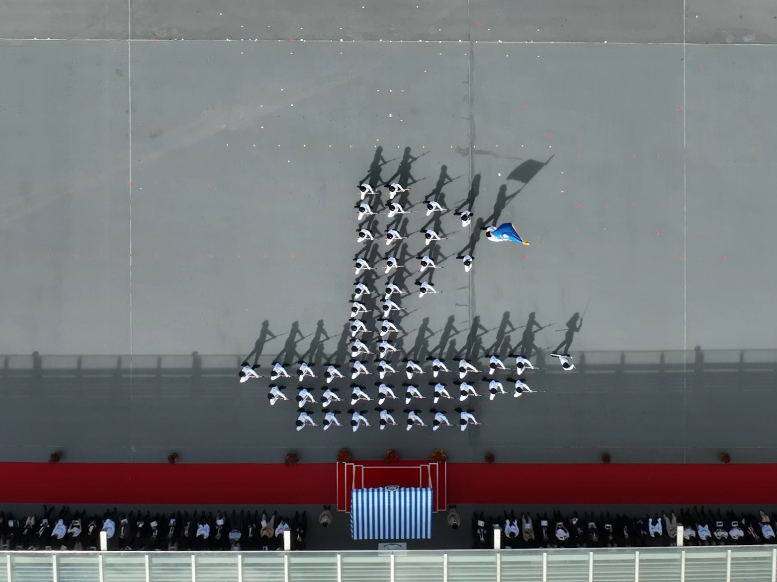 The Immigration Service Institute of Training and Development Passing-out Parade was held today (September 13). The Guard of Honour assembled to form a sailing ship during the footdrill performance, which symbolises the department’s firm commitment in guarding our country's southern gateway and safeguarding the prosperity and stability of our nation and Hong Kong.