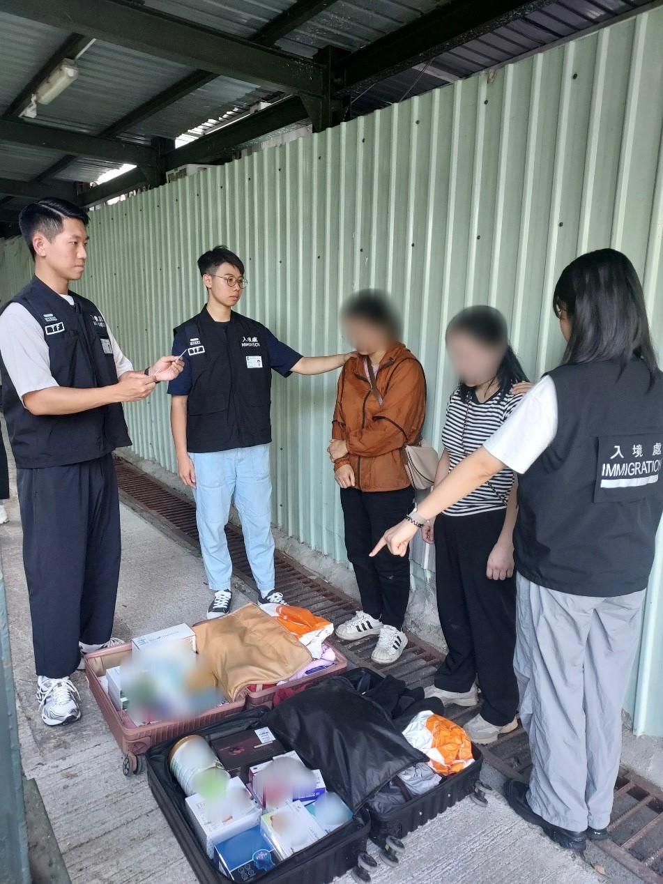 Photo shows Mainland visitors involved in suspected parallel trading activities and their goods.