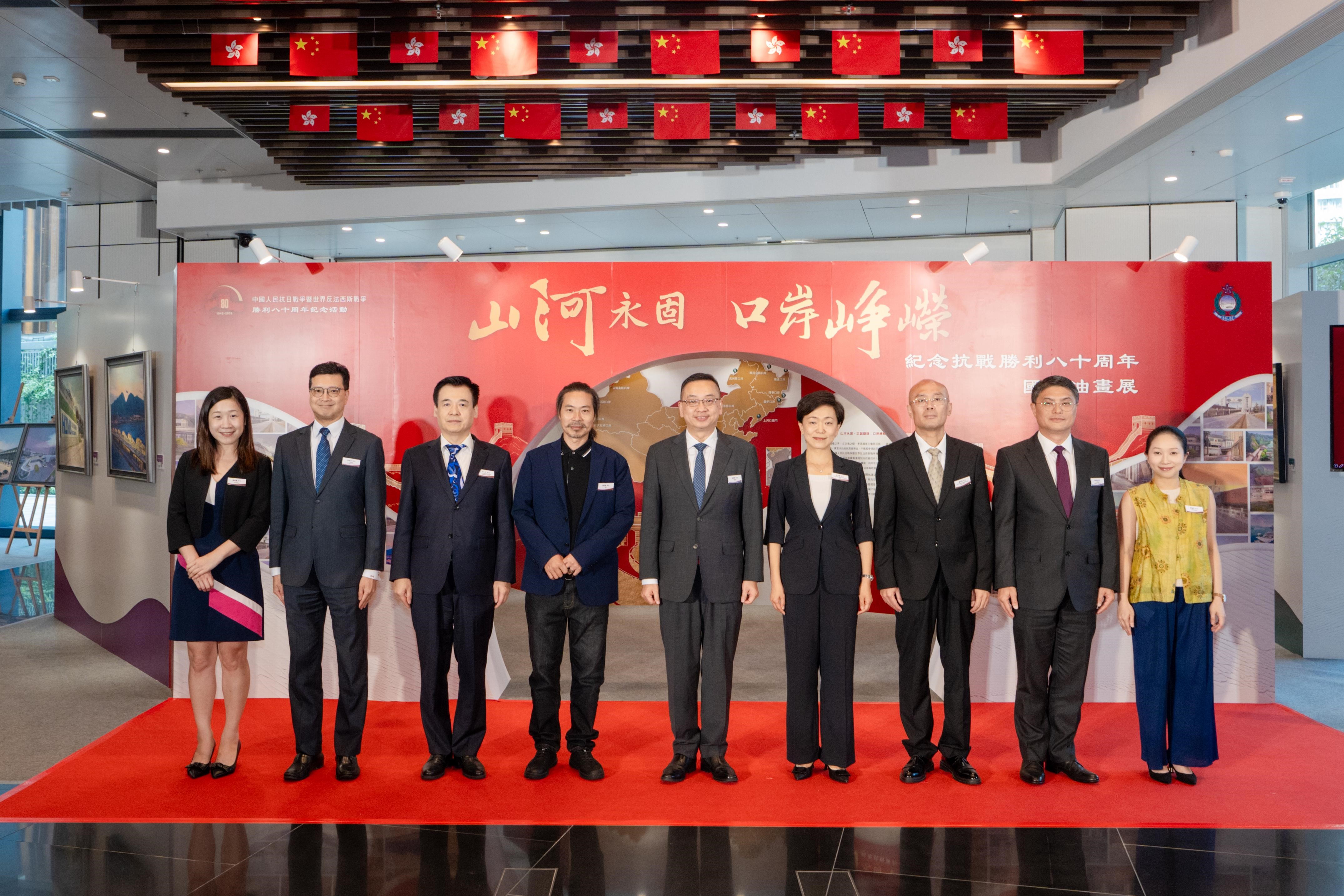 圖示入境處處長郭俊峯(右五)與中央人民政府駐香港特別行政區聯絡辦公室警務聯絡部副部長孟小援(右四)、中央人民政府駐香港特別行政區維護國家安全公署聯絡局代表宋一平(左三)、外交部駐香港特別行政區特派員公署領事部主任魏文修(右三)、入境處副處長(管制、簽證及證件)程和木(左二)、入境處副處長(執法、系統及管理)蔡志遠(右二)、保安局首席助理秘書長林美儀(左一)、西貢民政事務專員馬瓊芬(右一)及畫家楊永智(左四)在開幕典禮上合照