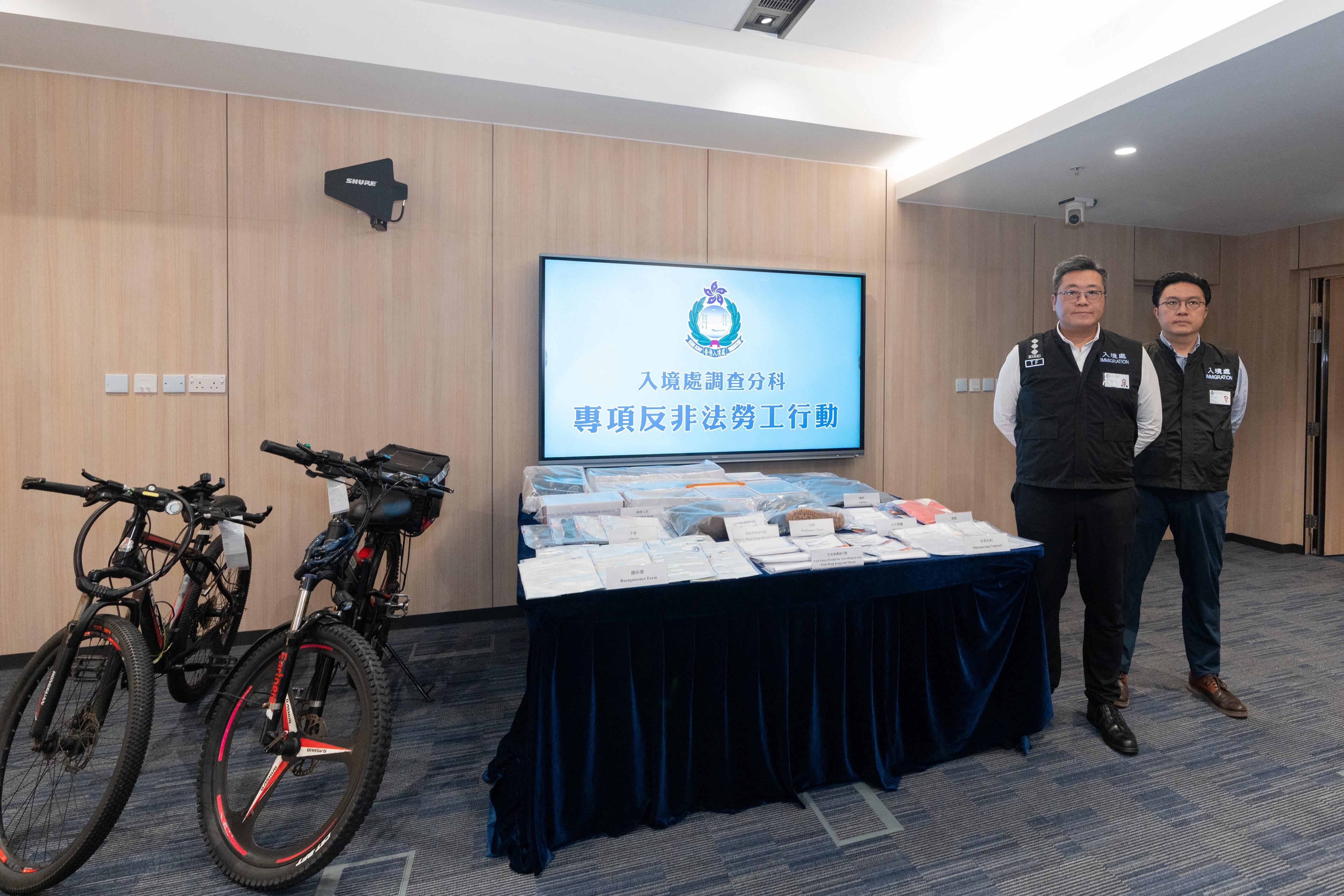 圖示為行動中檢取的證物