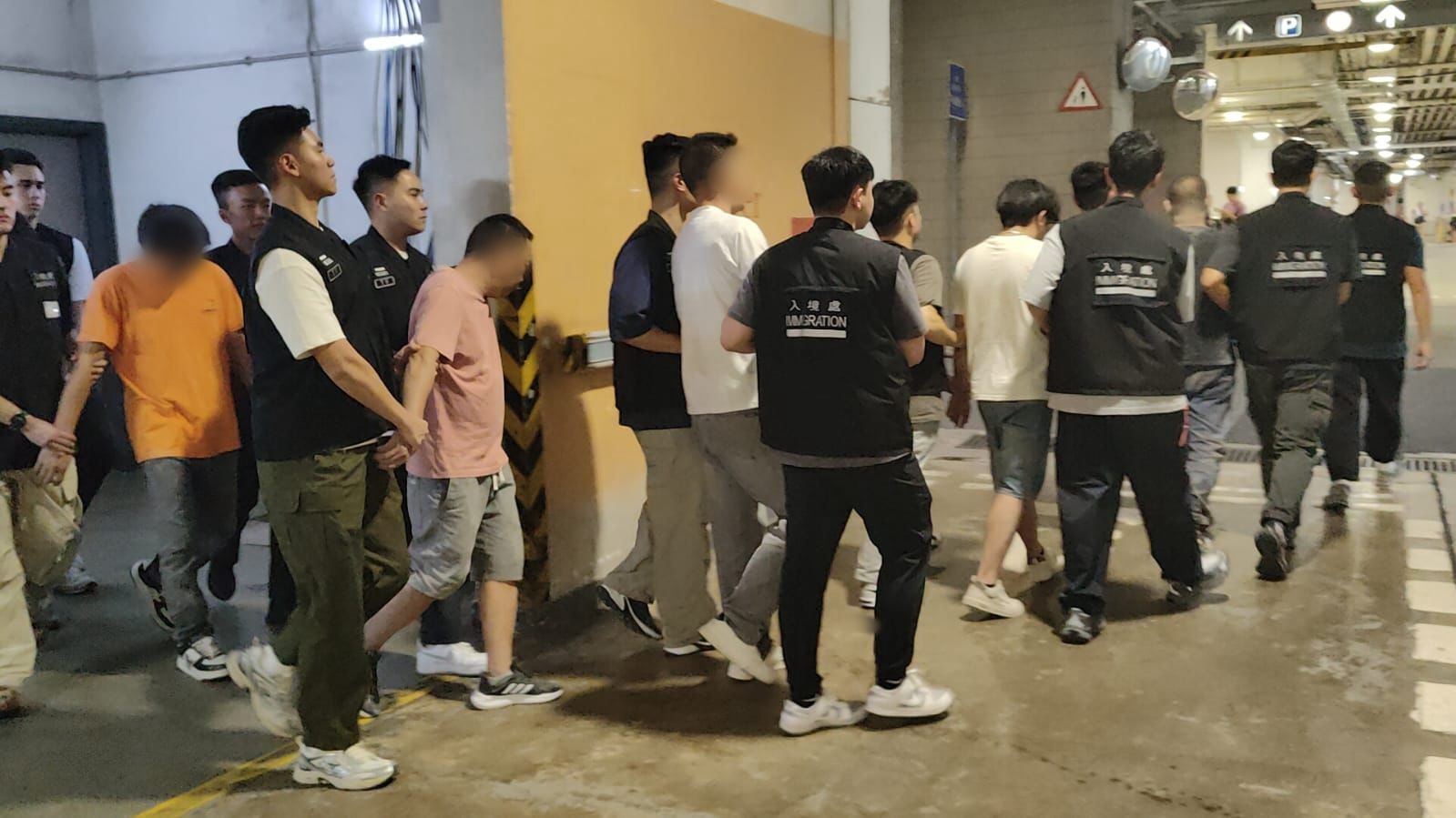 圖示懷疑非法勞工在行動中被捕