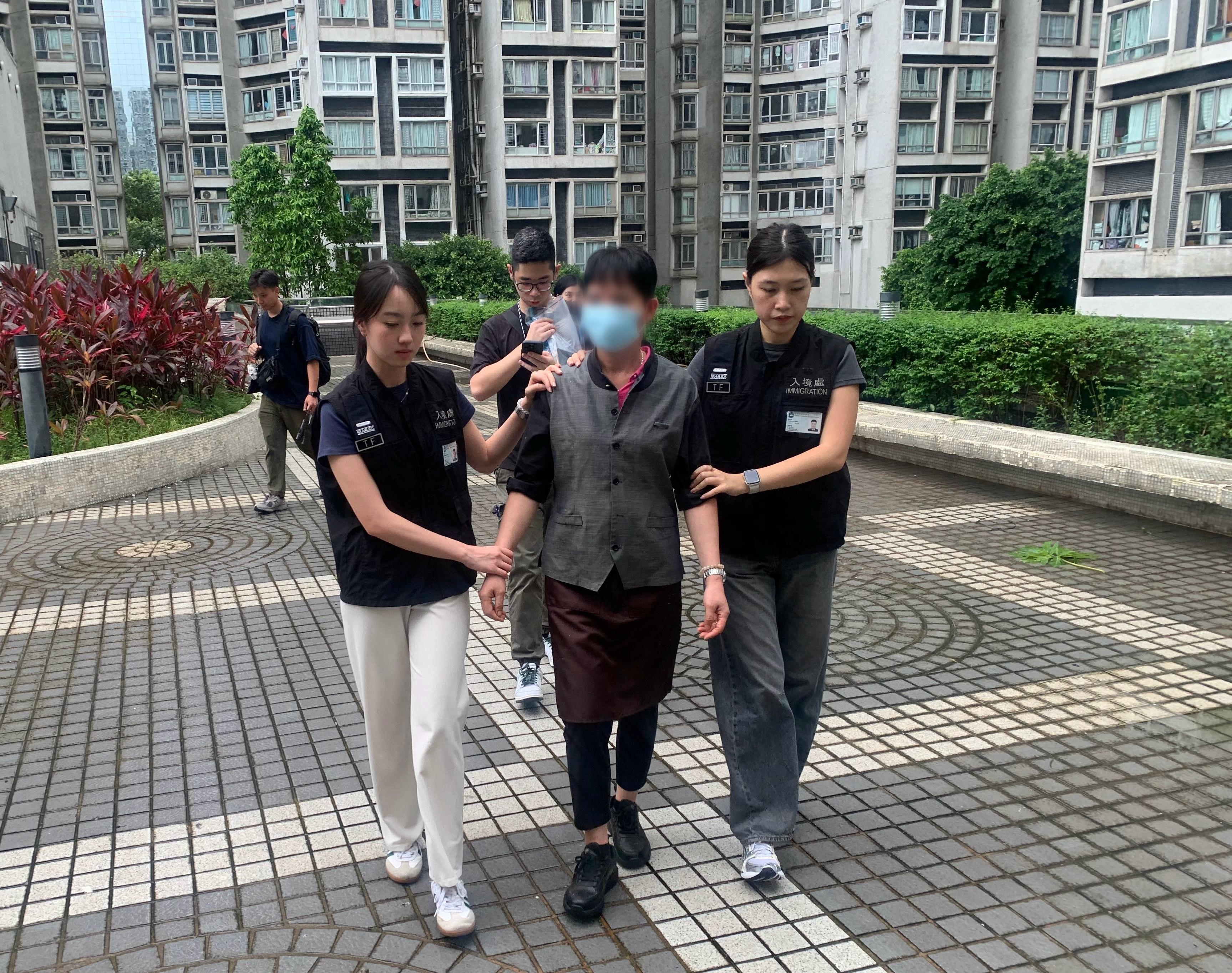 圖示懷疑非法勞工在行動中被捕