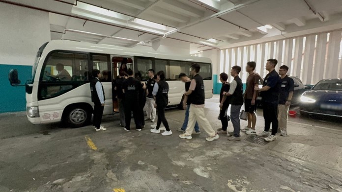 圖示懷疑非法勞工在行動中被捕